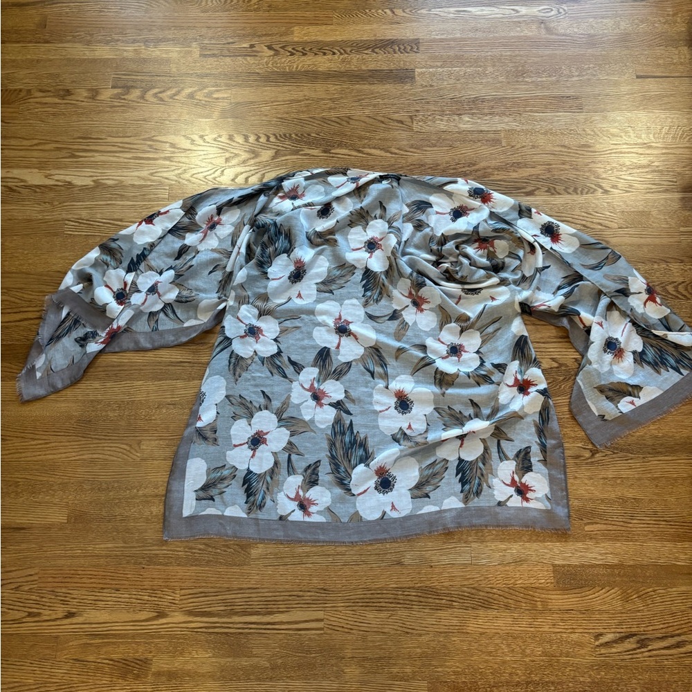 Do Everything in Love Gray Floral kimono 👘